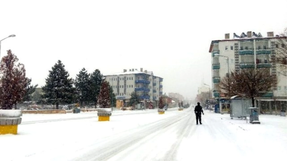 Acıgöl\'de Kar Kalınlığı 10 Santimetreye Ulaştı