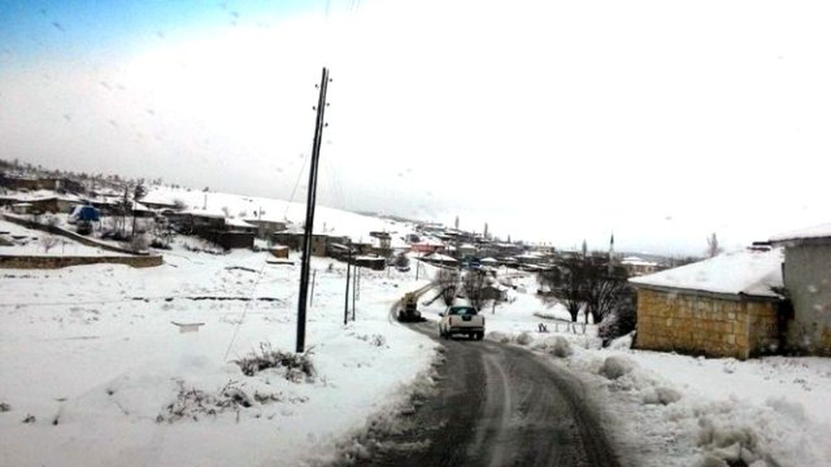Afyonkarahisar\'da Kar Nedeniyle Kapanan Köy Yolları Ulaşıma Açıldı