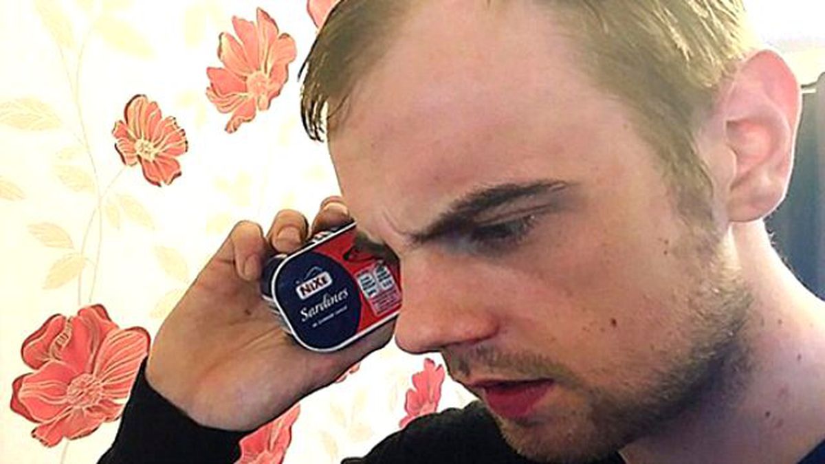 Akıllı Telefon Siparişi Veren Gence Sardalya Konservesi Geldi