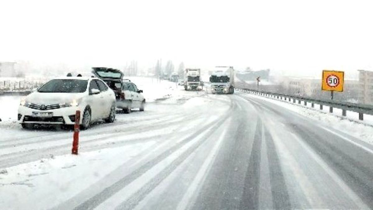 Aksaray\'da Kar Yağışı Ulaşımı Etkiledi