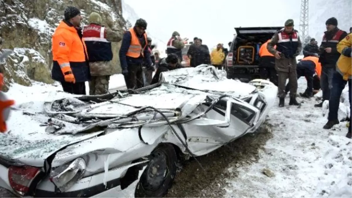 Alçı Yüklü Tır Otomobilin Üzerine Devrildi: 2 Ölü