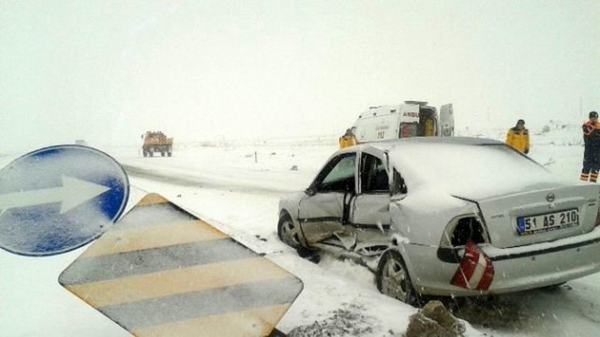 Ambulans ile Otomobil Çarpıştı: 1 Yaralı