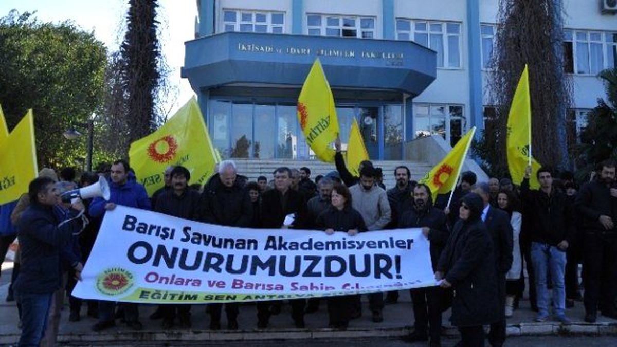Antalya Eğitim Sen\'den Akademisyenlere Detsek Eylemi