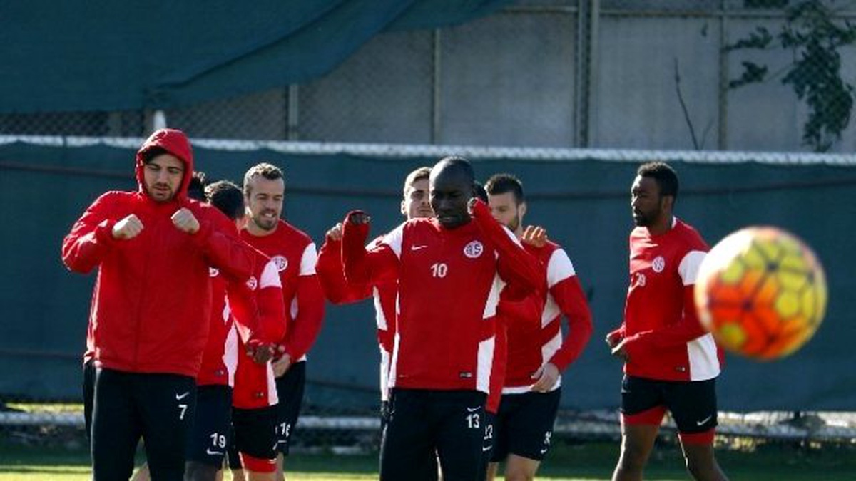 Antalyaspor Antrenmanına Moraıs Damgası