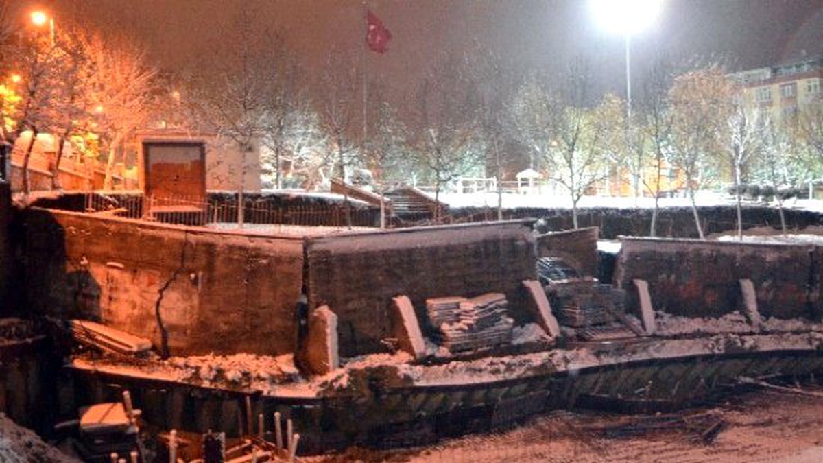Bahçelievler\'de Park Duvarları İnşaat Alanına Çöktü, 7 Bina Boşaltıldı