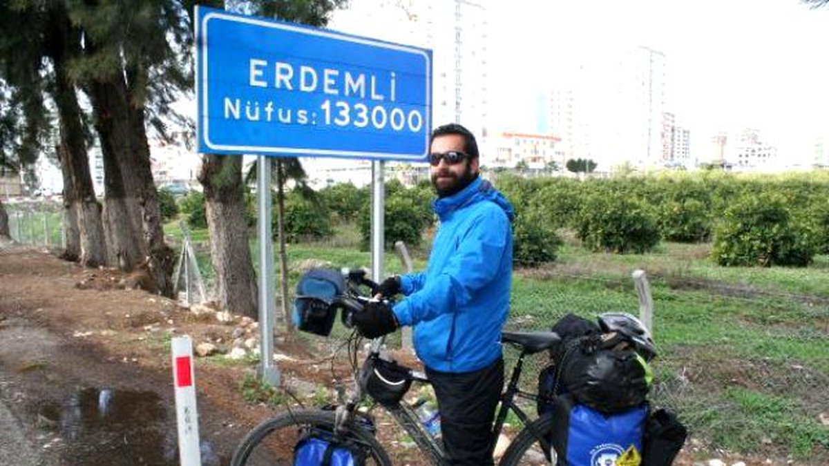 Bisikletle Türkiye Turu Yapıp, Köy Okullarına Kitap Topluyor