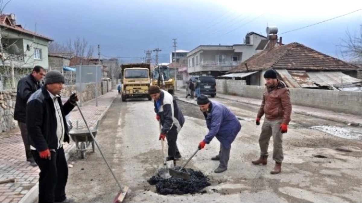 Bozulan Yollarda Çalışmalar Yapılıyor