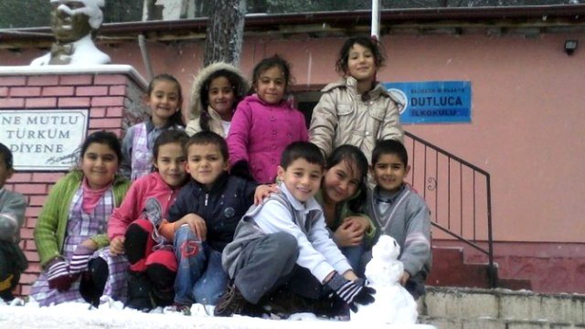 Burhaniyeli Öğrencilerin Kar Sevinci