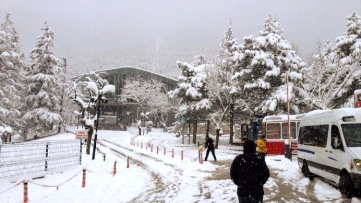 Bursa Kar Yağışı Etkili Oluyor, Vatandaşlar Duraklarda Uzun Kuyruklar Oluşturdu