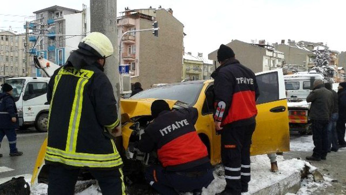 Buzlanma Nedeniyle Yoldan Çıkan Araç Refüje Çarptı 3 Yaralı