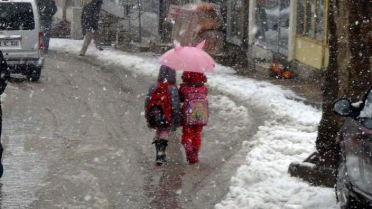 Çelikhan\'da Kar Yağışı Nedeniyle 13 Köy Yolu Ulaşıma Kapandı