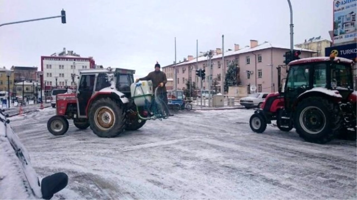 Cihanbeyli Belediyesi\'nden Kar Temizleme Çalışmaları