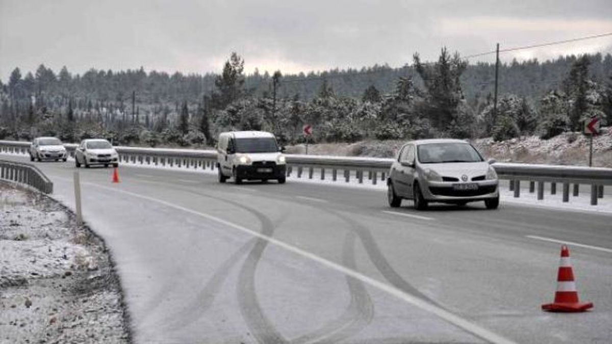Denizli\'de Yollar Buz Pistine Döndü