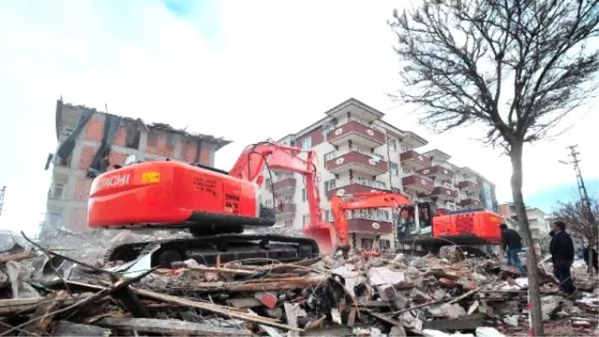 Depremde Çöken Binanın Enkazından Eşya Çıkardılar