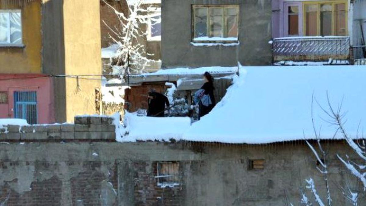 Doğu\'da Kar Yolları Kapattı