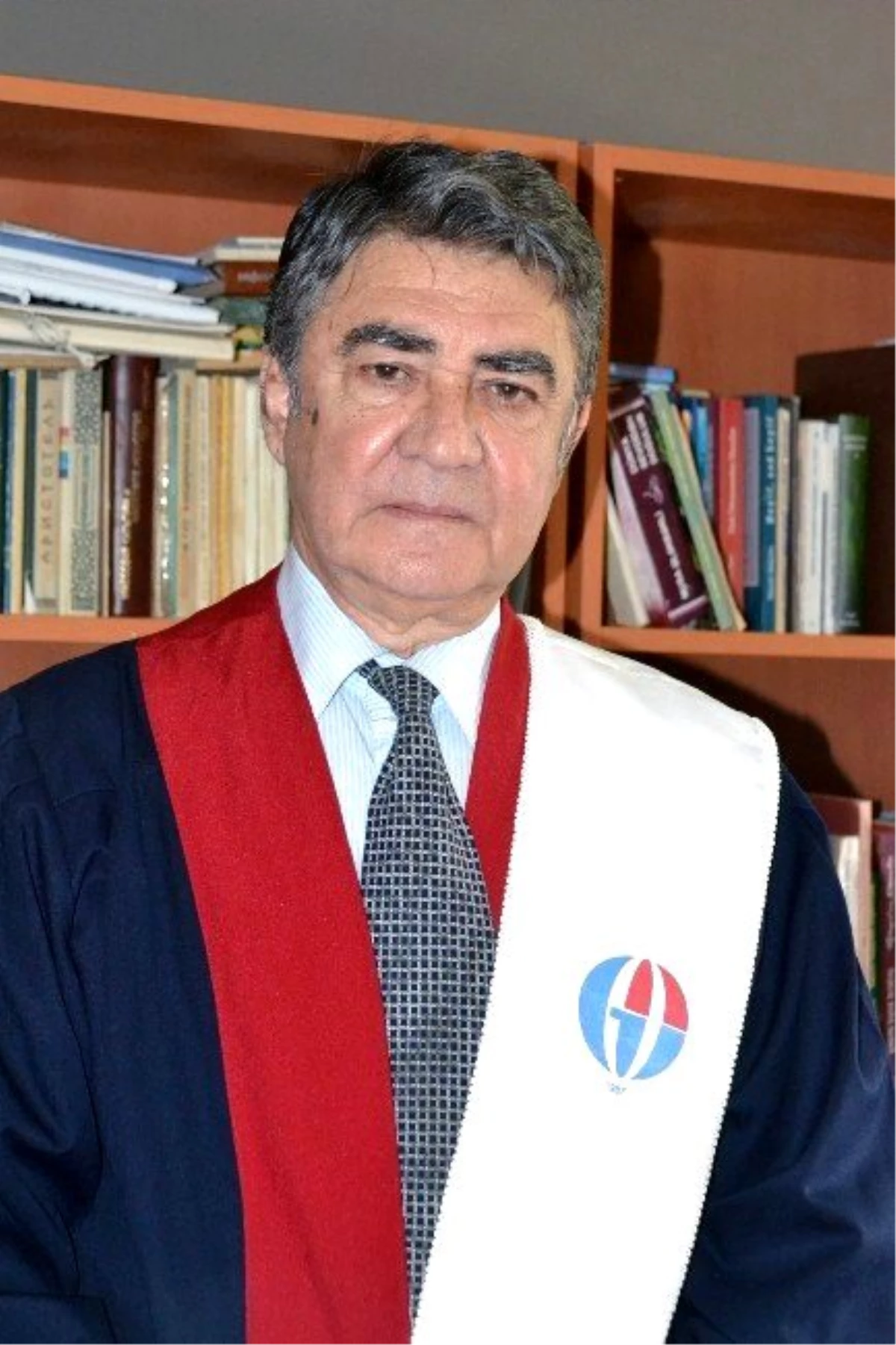 Gaün\'lü Azeri Profesöre Türk Dünyası Hizmet Ödülü