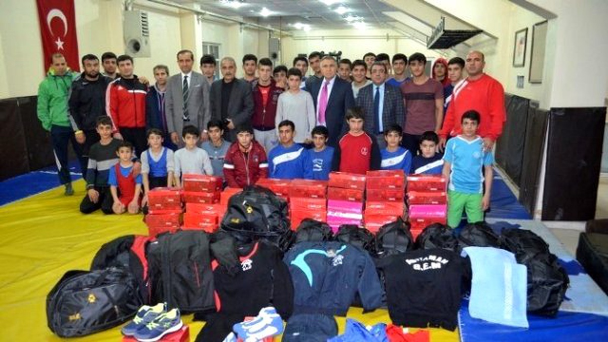 Güreş Eğitim Merkezi Sporcularına Malzeme Yardımı Yapıldı