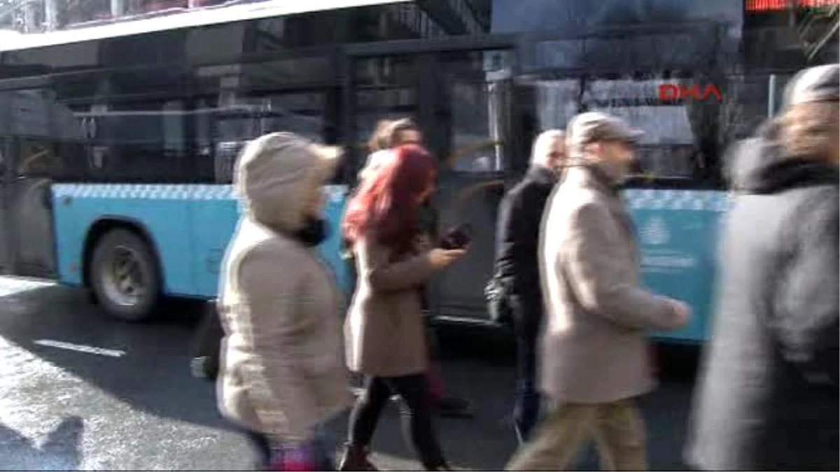 Harbiye\'de Toplanan Bir Grup Agos Gazetesi\'ne Doğru Yürüyüşe Geçti
