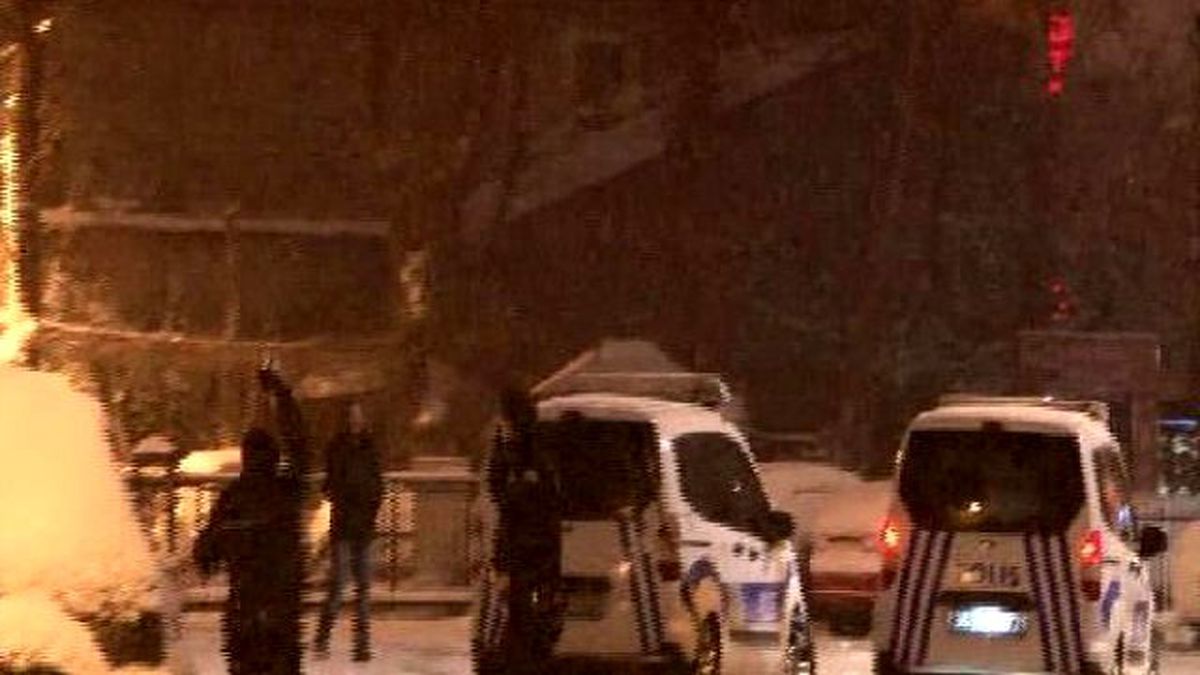 İstanbul\'da Kar Yağışı Gece de Devam Etti