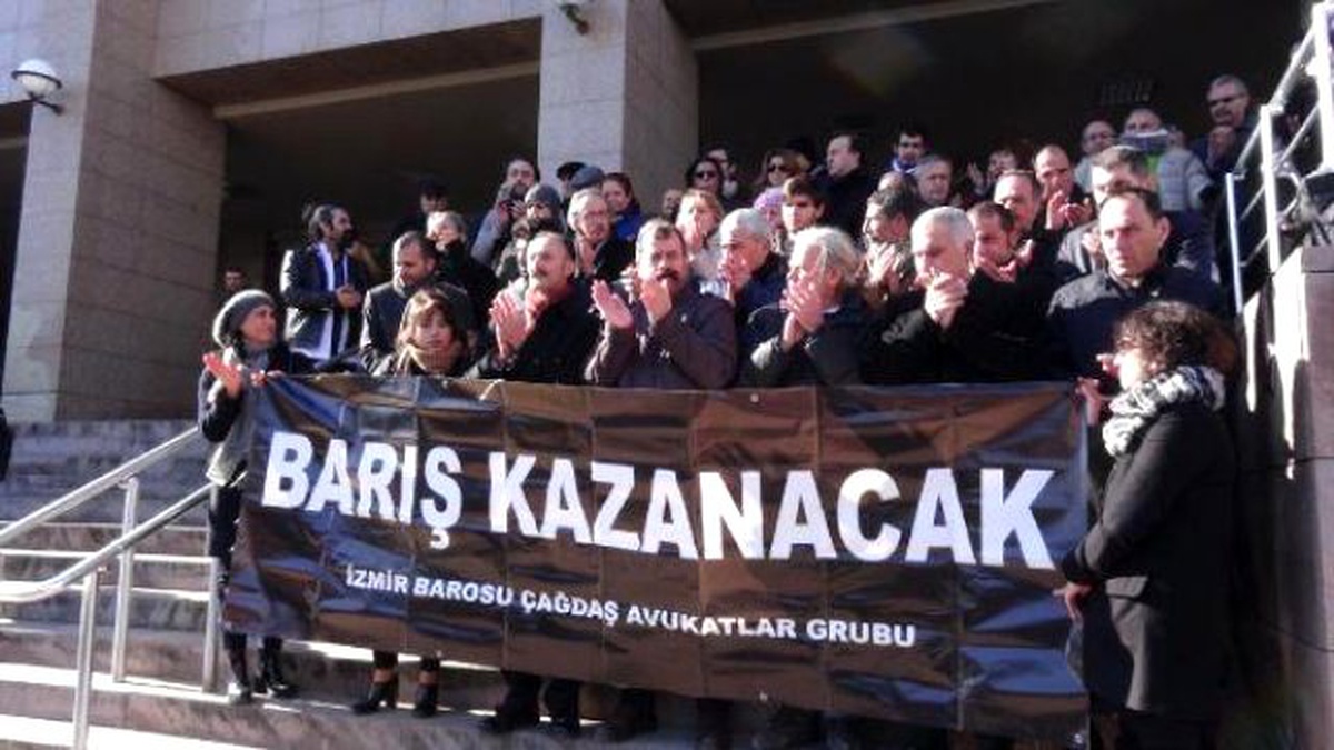 İzmir\'de, Akademisyenlere Destek Açıklaması