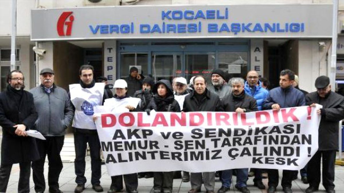 İzmit\'te Memurlar Bordro Yaktı