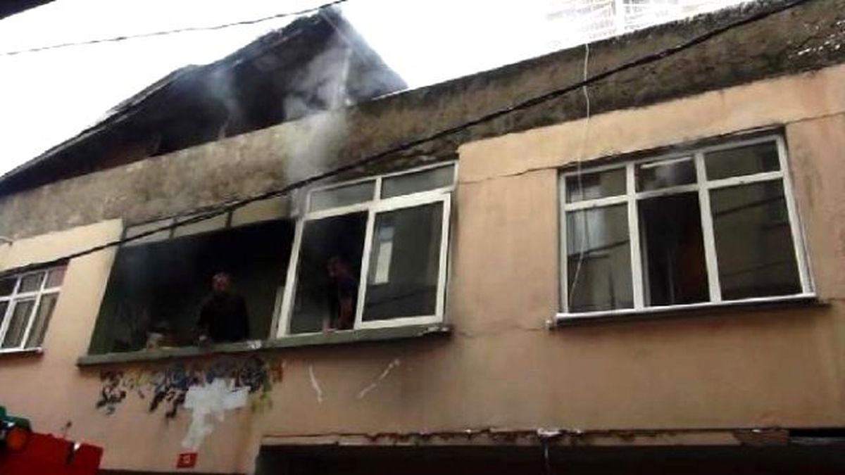 Kadıköy\'de 2 Katlı Evde Çıkan Yangında 1 Kişi Hayatını Kaybetti