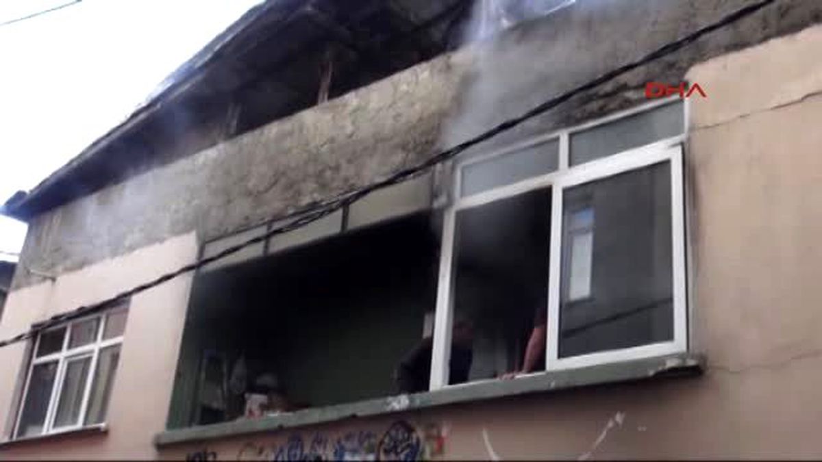 Kadıköy\'de 2 Katlı Evde Çıkan Yangında 1 Kişi Hayatını Kaybetti