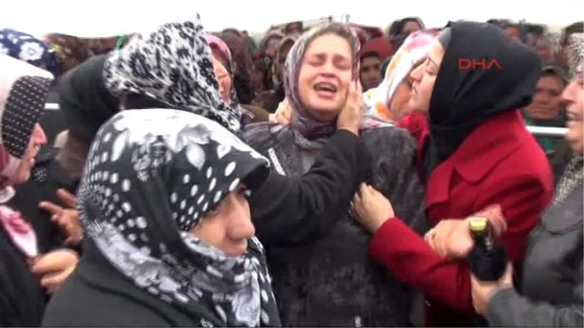 Kilis Işid\'in Attığı Roketle Hayatını Kaybeden Kadın Toprağa Verildi