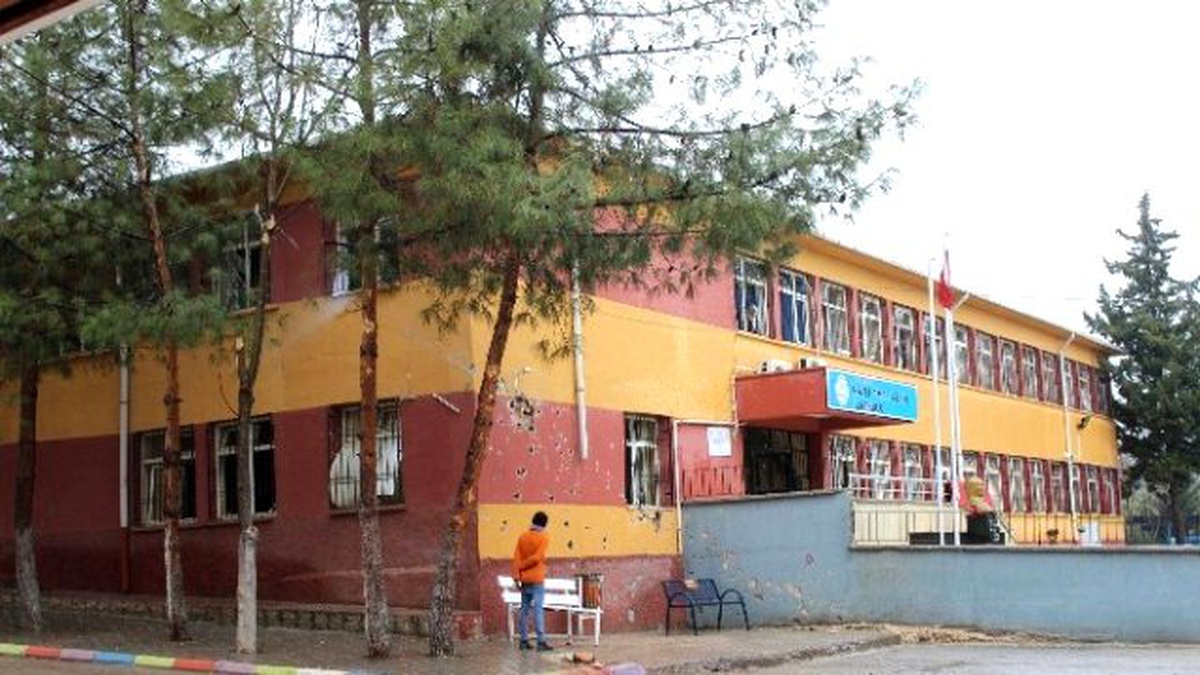 Kilis\'te Roketin İsabet Ettiği Okullarda Temizlik Çalışmaları Başladı
