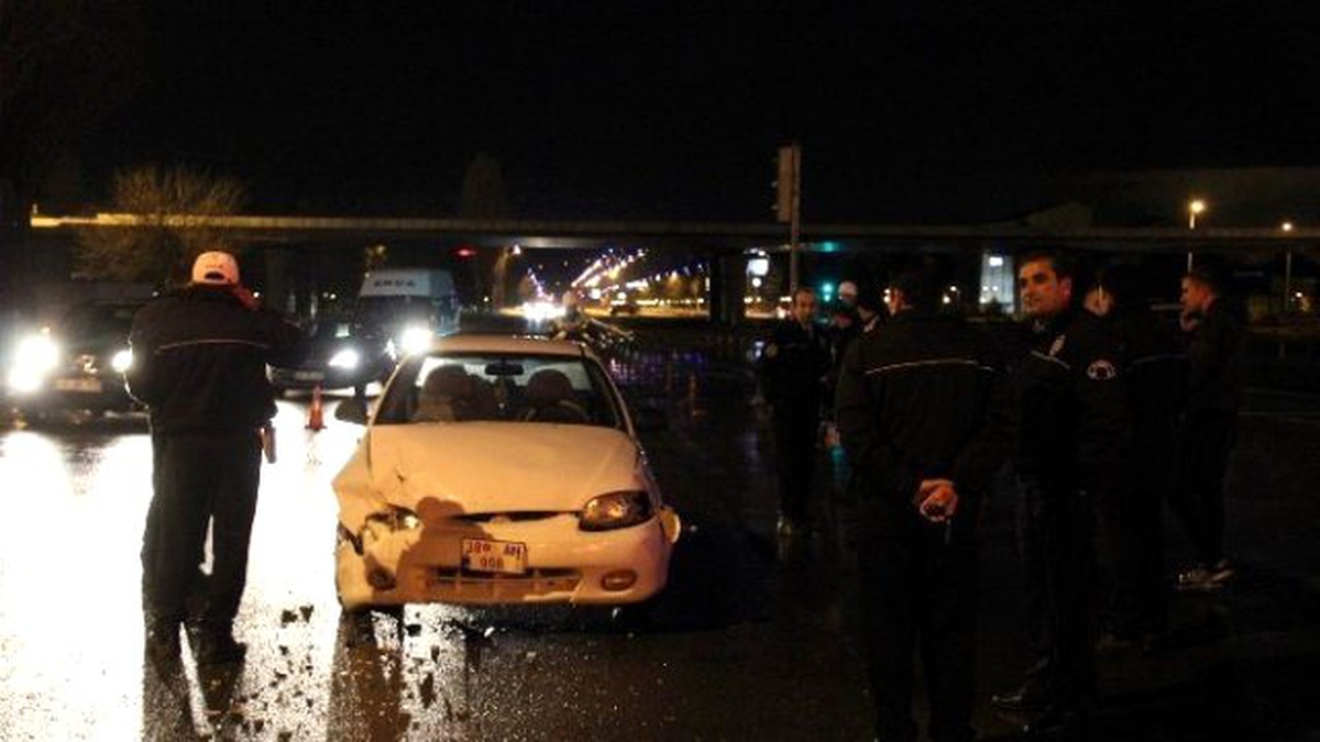Kırmızı Işıkta Durmayan Otomobil Polis Aracına Çarptı: 1 Yaralı