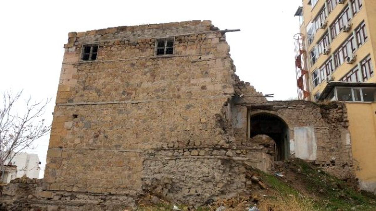 Niğde\'de Harabe Evler Tehlike Saçıyor