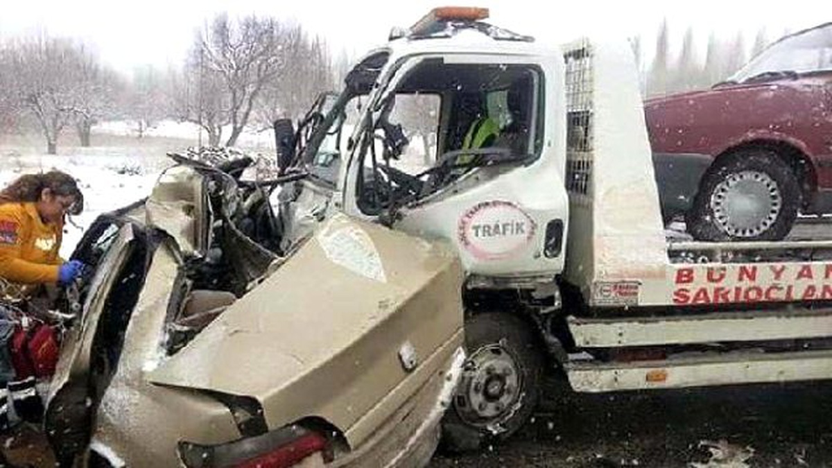 Otomobil ile Çekici Çarpıştı: 1 Ölü, 4 Yaralı