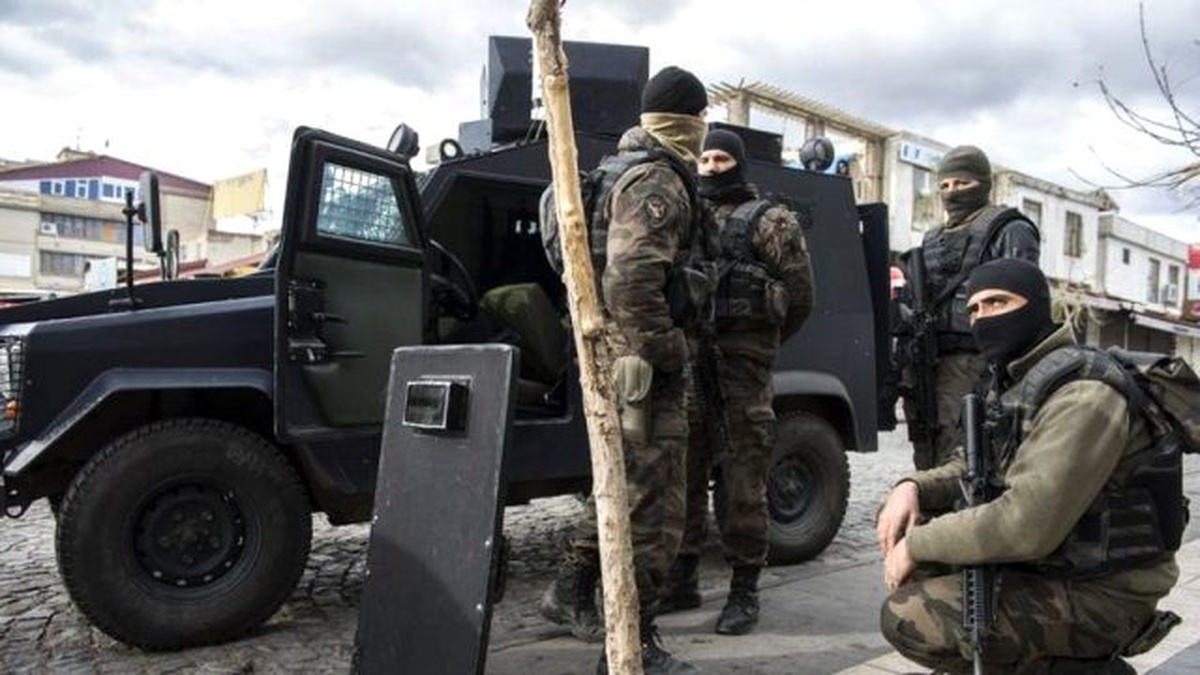 PKK\'lıların Keskin Nişancı Tüfeğiyle Açtığı Ateşte 1\'i Ağır 3 Polis Yaralandı