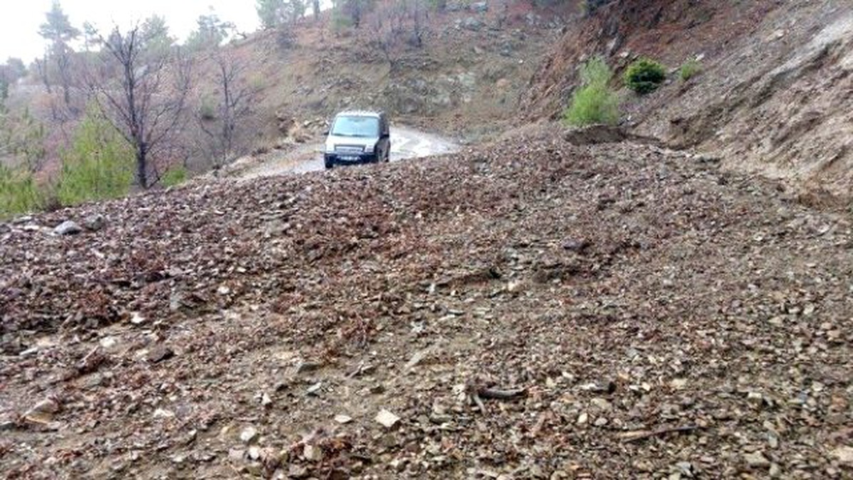 Silifke\'de Heyelanın Kapattığı Yollar Açıldı