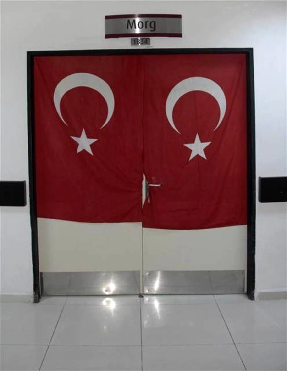 Şehidin Bulunduğu Morga Türk Bayrakları Asıldı