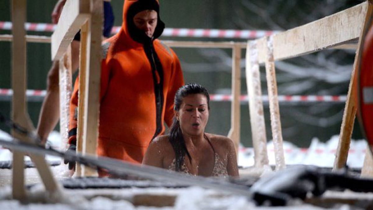 Moskovalı Ortodoks Hristiyanlar Soğuk Havada Buzlu Suya Girdiler