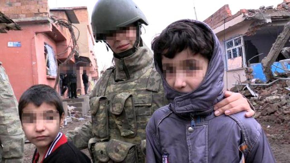 Sur\'da 40 Gündür Karanlık Odada Kalan Aileyi Asker Kurtardı