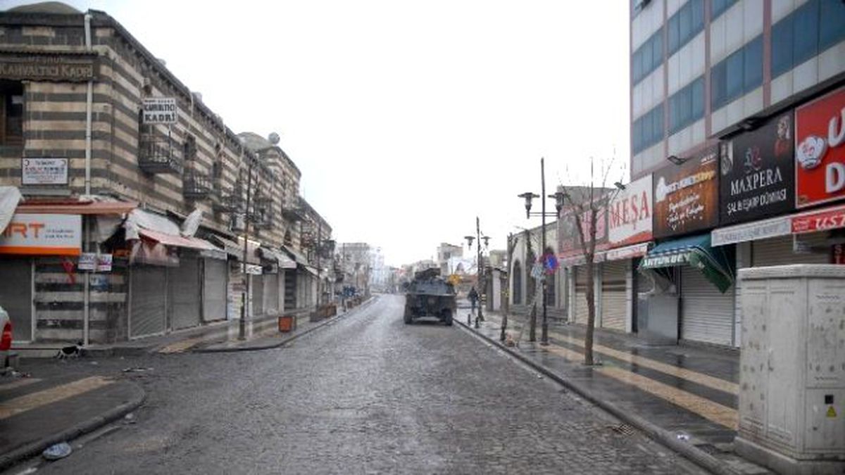 Sur\'da Kanaslı Saldırı: 3 Özel Harekat Polisi Yaralandı