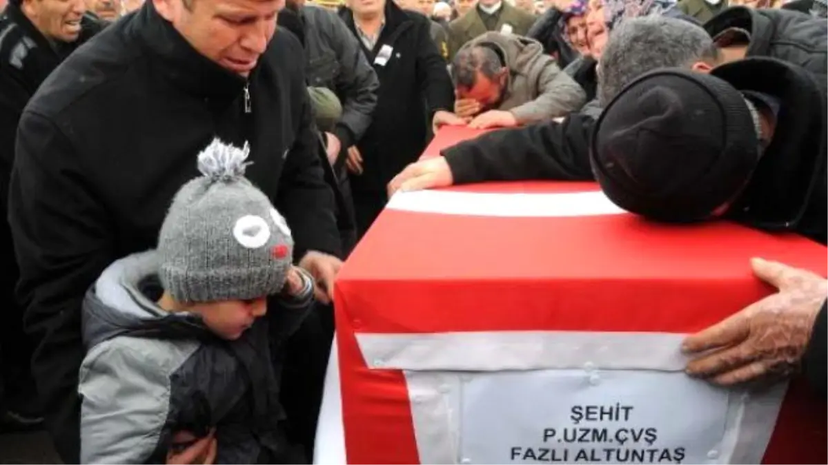 Sur\'da Şehit Olan Uzman Çavuş Altuntaş\'ın Evinde Yas (3)