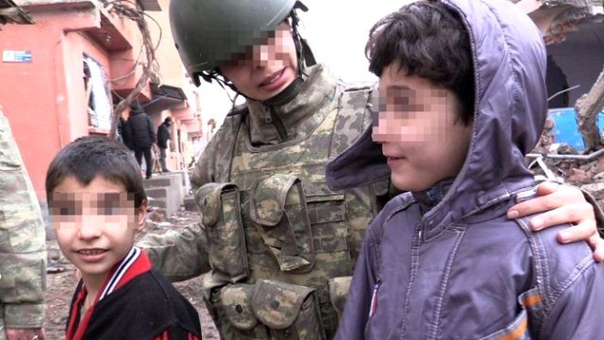 TSK\'nın Kadın Gücü\'nden, Terör Mağduru Miniklere Şefkat Eli