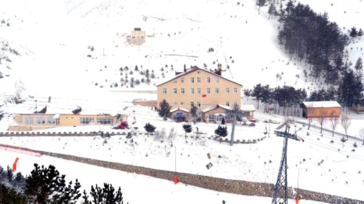 Üzerine Çığ Düşen Askeri Çelik Yelek ve Miğferi Korumuş