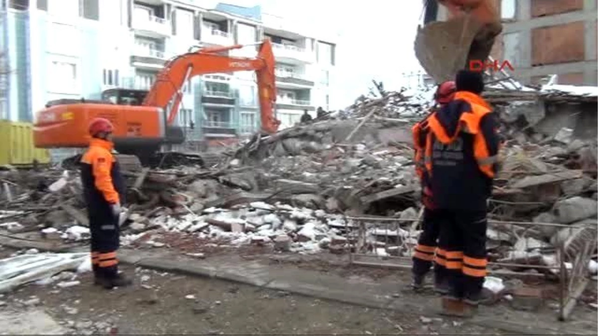 Yozgat - Deprem Sonrası Çöken Binanın Enkazından Eşya Çıkardılar
