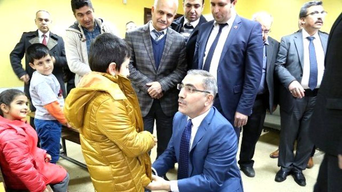 Yüreğir Belediyesi\'nden 3 Bin Öğrenciye Kışlık Mont