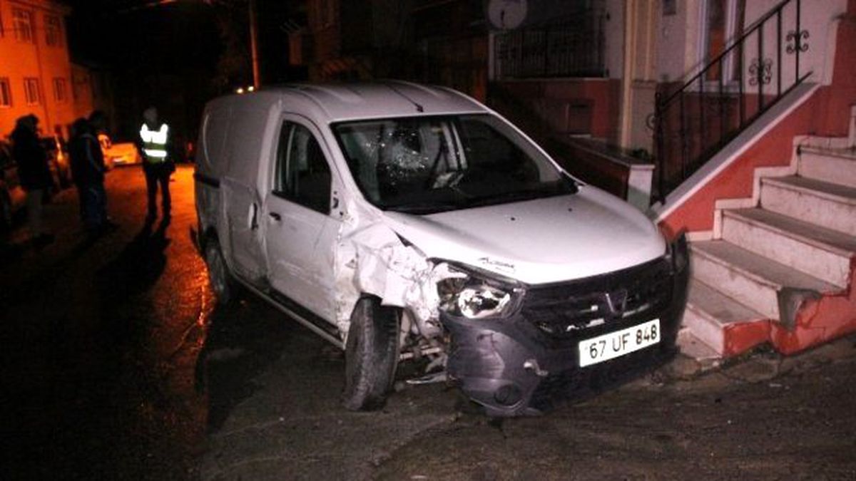 4 Otomobile Çarptığı Aracını Bırakıp Kaçtı