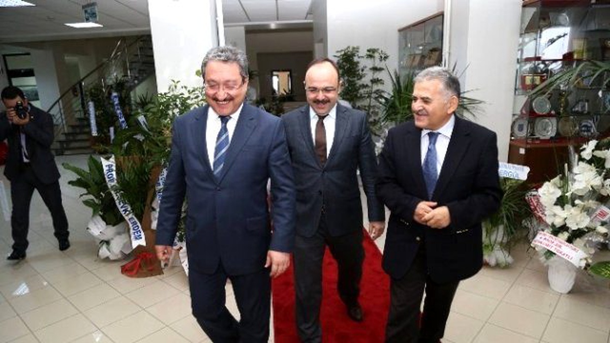 Başkan Büyükkılıç Erciyes Üniversitesi Rektörlüğü\'ne Atanan Prof.dr. Muhammet Güven\'i Ziyaret Etti