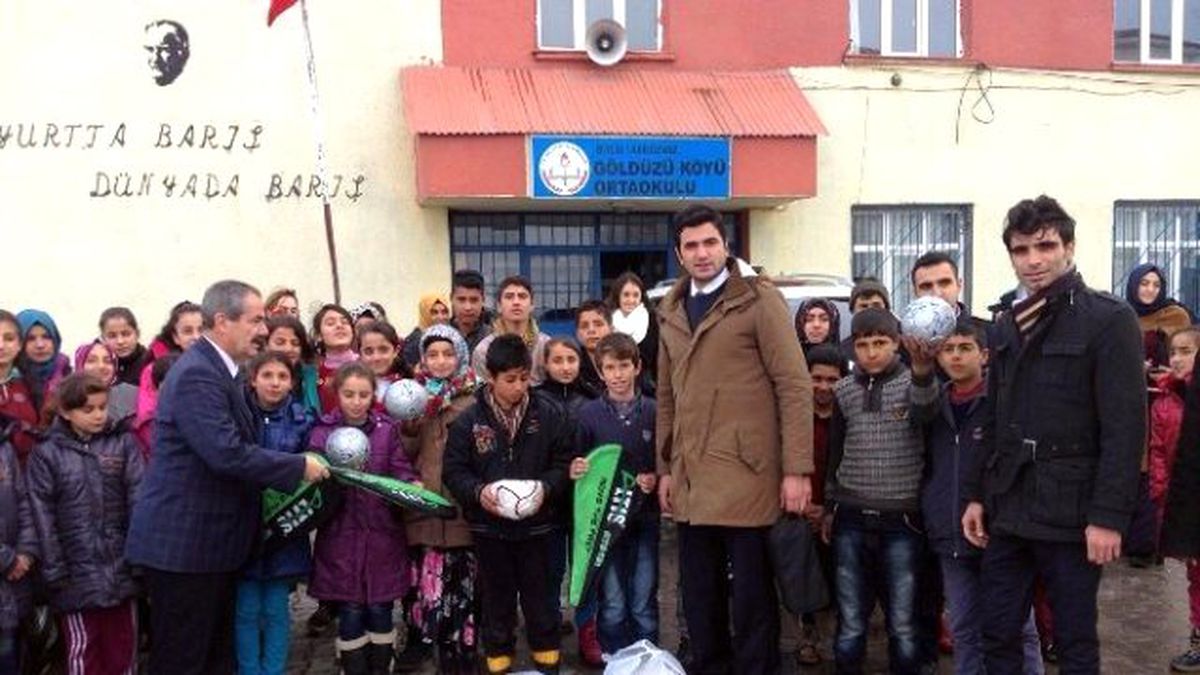 Başkan Gürsoy\'dan Köy Okuluna Spor Malzemesi Desteği