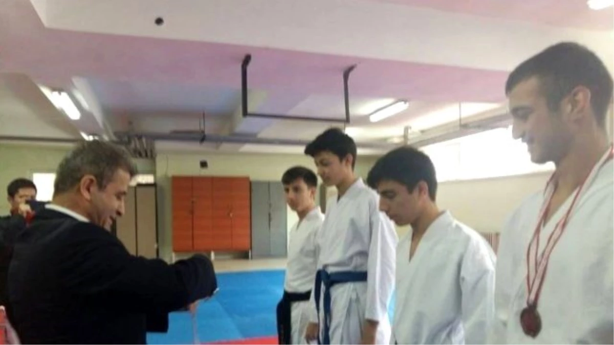Bilecik\'te Lise ve Ortaokullar Arası Karate Şampiyonası Yapıldı