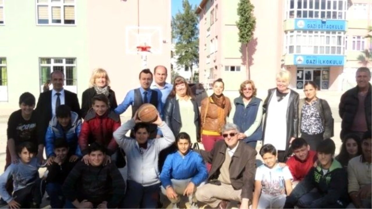 Didim\'de Yabancı Gönüllüler Bu Kez Okullara Yardıma Başladı