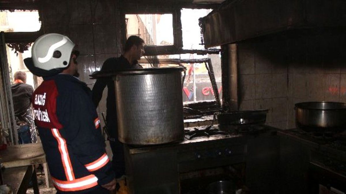 Elazığ\'da Lokantada Çıkan Yangın Korkuttu