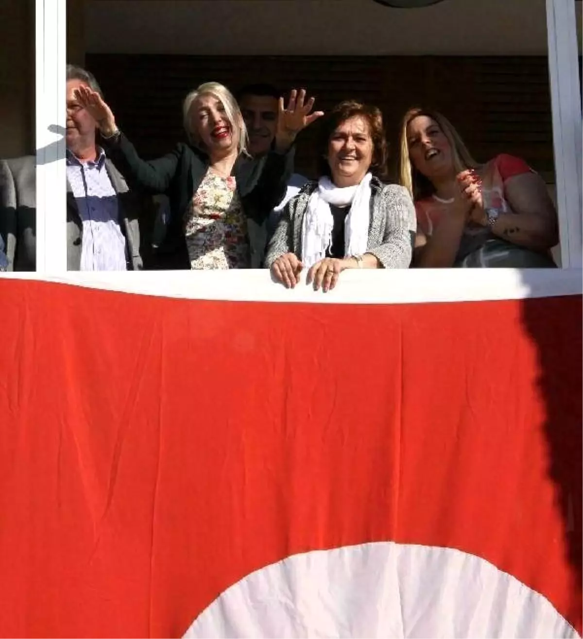 Erdoğan\'a El Hareketi Yapan İzmirli Kadına 11 Ay 20 Gün Hapis